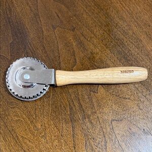 Norpro Wood Handle Pastry Wheel Cutter - Nearly Brand New